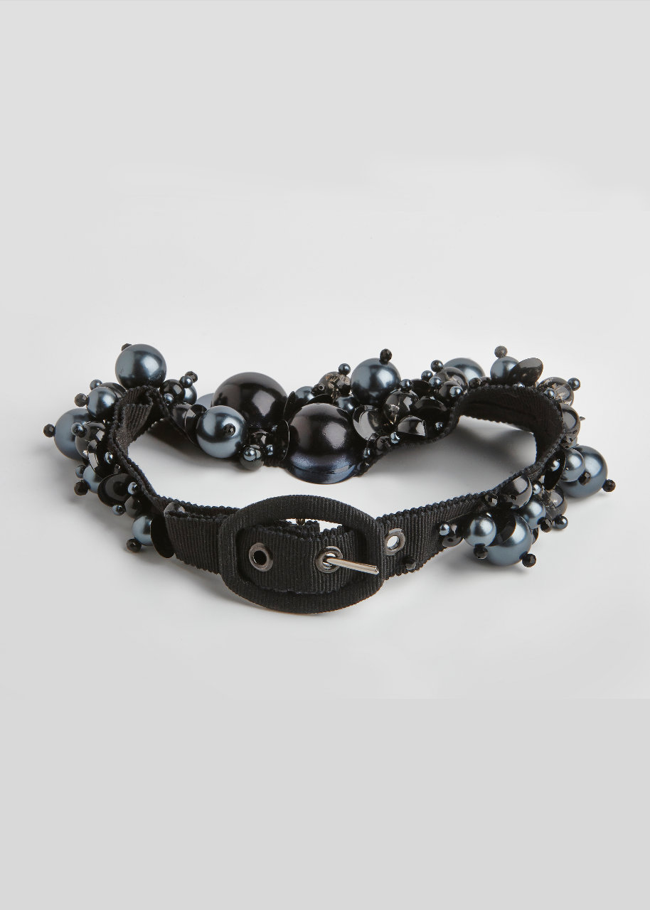 black pearl choker back view