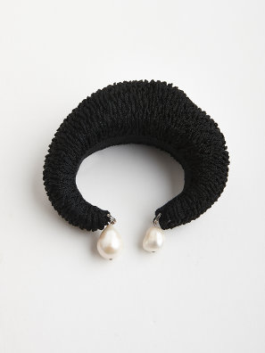 Bangle with pearl drops in black